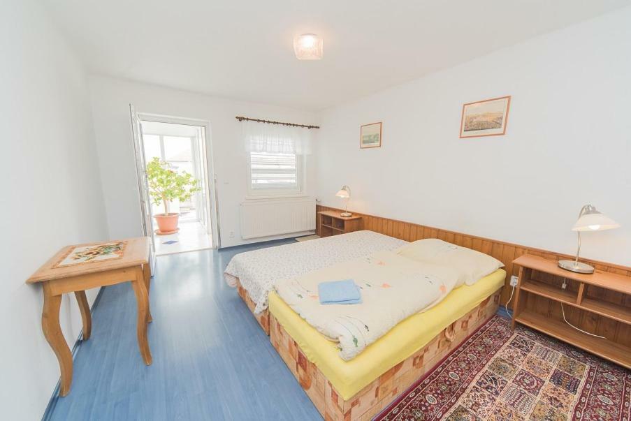 Pension U Kostela Cesky Brod Exterior photo