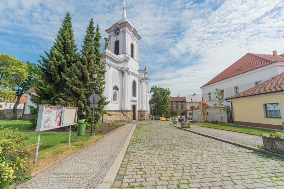 Pension U Kostela Cesky Brod Exterior photo