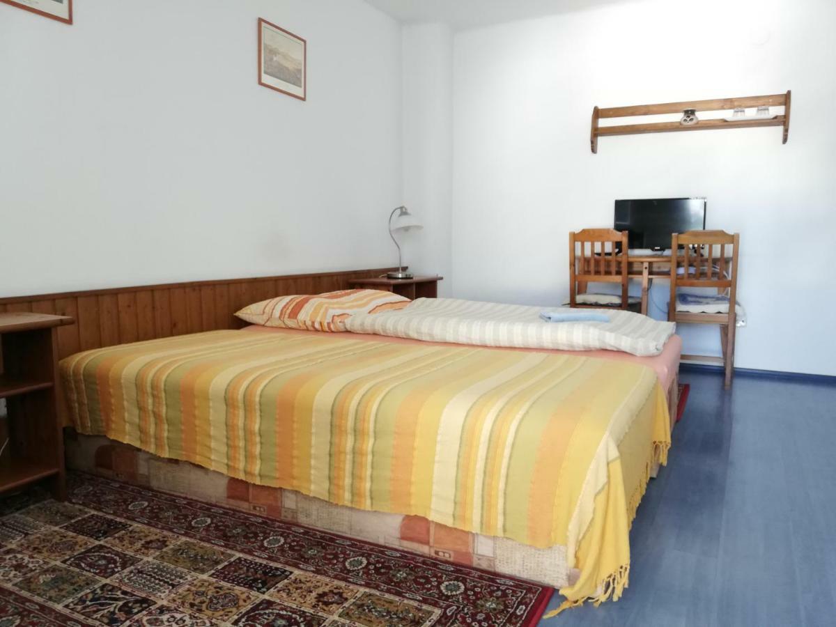 Pension U Kostela Cesky Brod Exterior photo